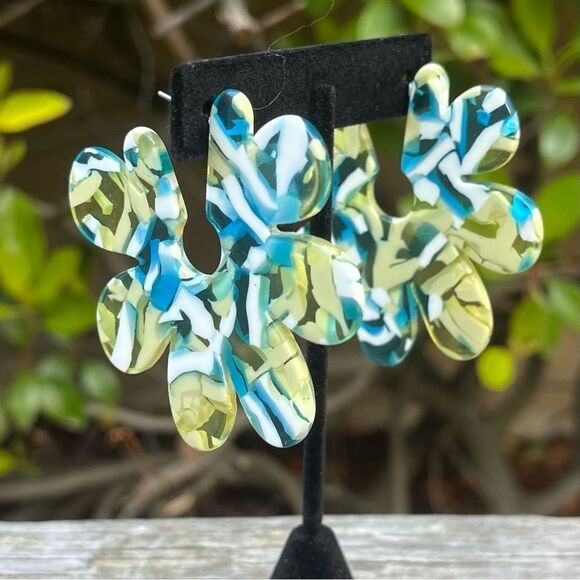 NWT New Urban Outfitters (UO) Blue/Green/White Acrylic Flower Hoop Earrings - Picture 1 of 5